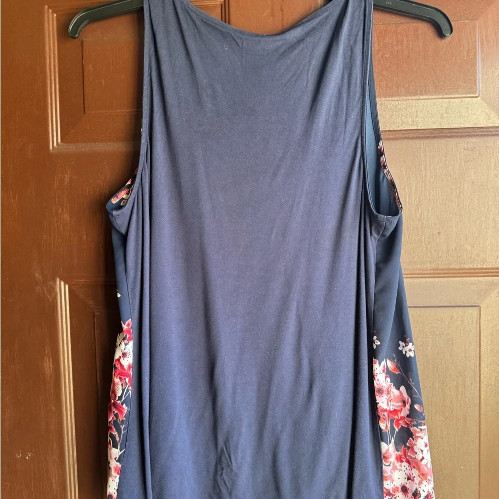 Elle Sleeveless Top With Front Pleats And Flowers Size XL - Picture 2 of 5